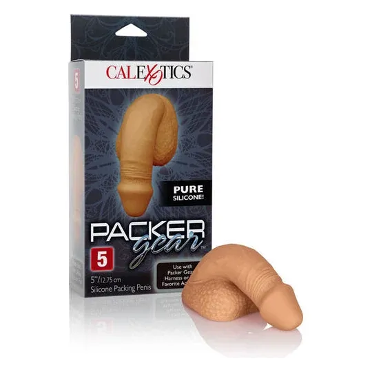 Packer de silicona suave CalExotics color caramelo con base de arnés segura para uso diario discreto