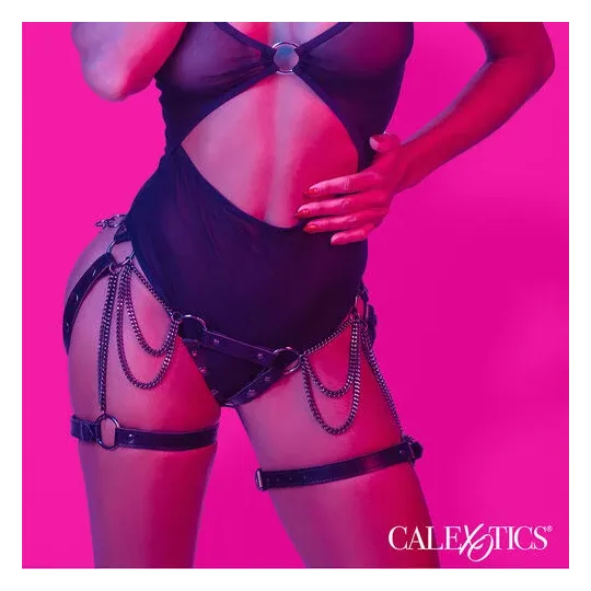 Harnais de cuisse multichaînes CALEXOTICS en cuir végétalien noir, doublure velours, sangles réglables.