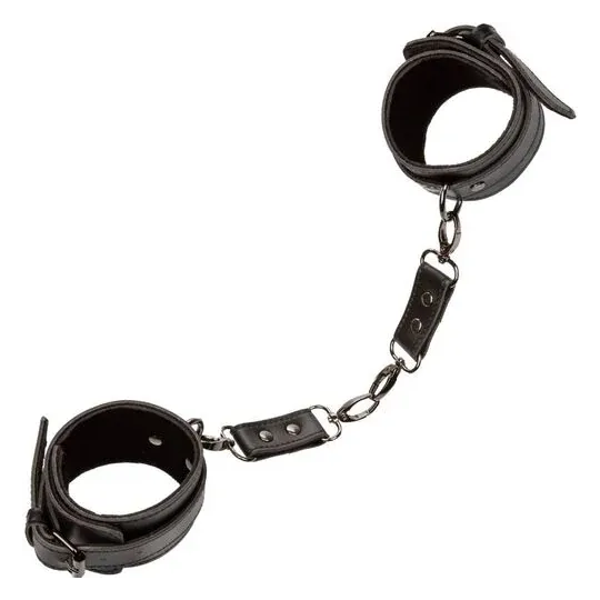 Manette per caviglie CalExotics Euphoria regolabili in pelle vegana e velluto, con anelli a D e bottoni a pressione.