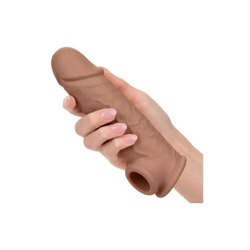 Penisextension CalExotics Performance Maxx Life-Like 7 in Hautfarben-Braun, realistische Hülle mit Hodengurt, 5 cm zusätzliche L