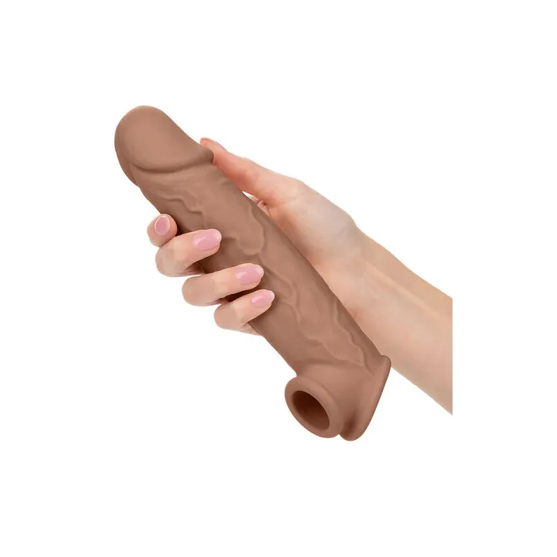 Extension pénienne réaliste CalExotics peau marron, ajout 5 cm avec sangle scrotale intégrée, silicone liquide ultra-doux.