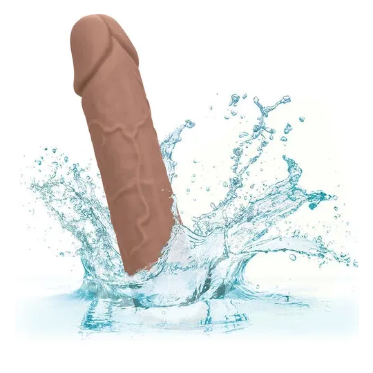 Extension pénienne réaliste CalExotics peau marron, ajout 5 cm avec sangle scrotale intégrée, silicone liquide ultra-doux.