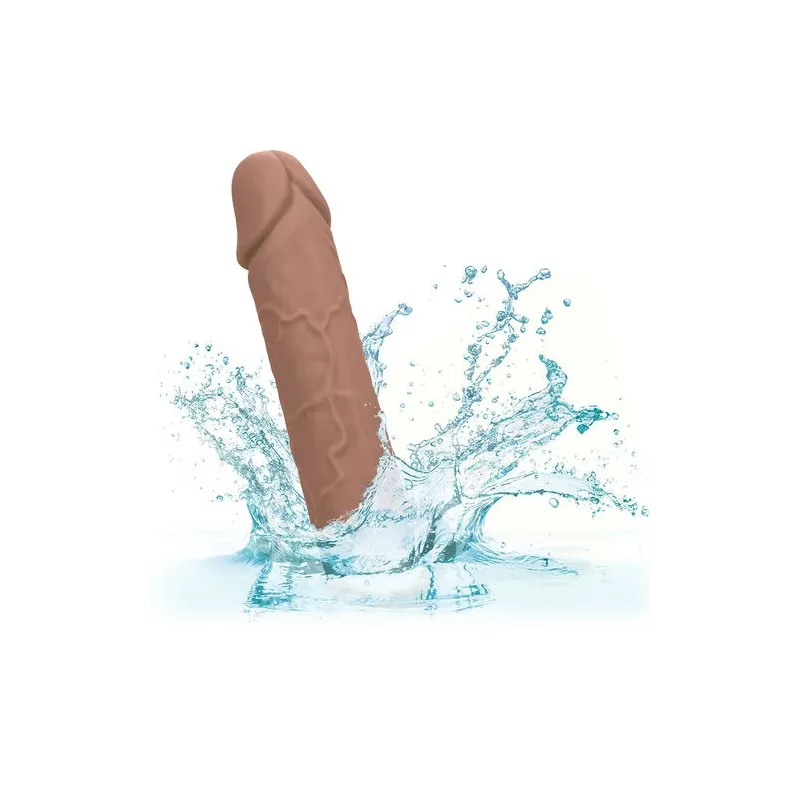 Extension pénienne réaliste CalExotics peau marron, ajout 5 cm avec sangle scrotale intégrée, silicone liquide ultra-doux.