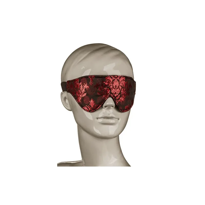 Antifaz opaco para ojos CalExotics Scandal con detalles rojos y cinta elástica ancha de brocado." }, { "fr": "Vue de côté du mas