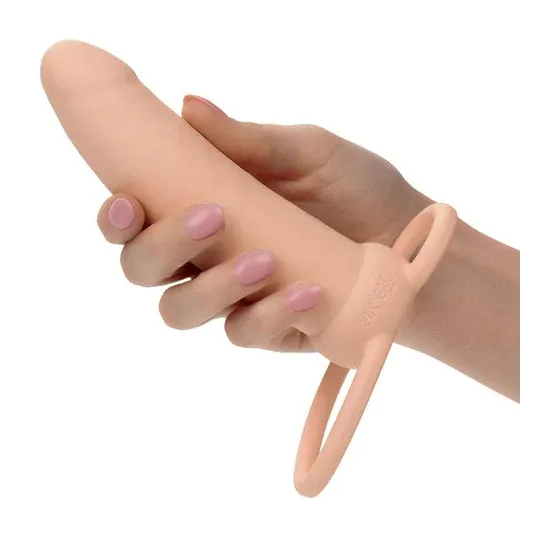 Double pénétrateur épais Calexotics Maxx Thick couleur chair avec 10 vibrations et anneau scrotal intégré