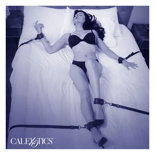 Calexotics cintura regolabile in pelle nera per letto con 4 polsini