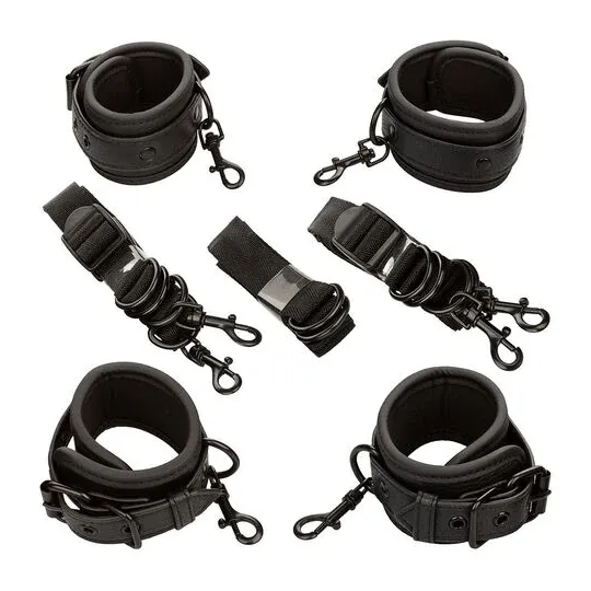 Calexotics cintura regolabile in pelle nera per letto con 4 polsini
