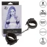Poignets en cuir réglables noirs CALEXOTICS, accessoire BDSM ajustable avec boucle sécurisée.