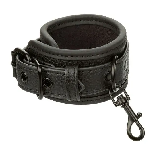 Poignets en cuir réglables noirs CALEXOTICS, accessoire BDSM ajustable avec boucle sécurisée.