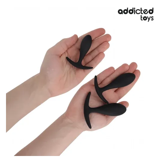Set di 3 plug anali ADDICTED TOYS in silicone medicale, taglie progressive piccolo medio grande, vista d'insieme del cofanetto.