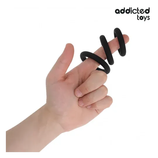 Lot de 3 anneaux péniens en silicone Addicted Toys taille réglable sur fond noir