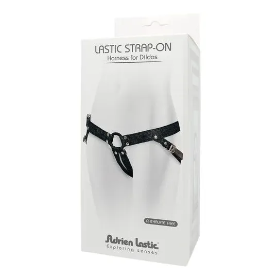 Arnés strap-on vaquero negro ajustable Adrien Lastic - vista general" }, { "fr": "Détail des anneaux métalliques sans nickel du 
