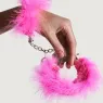 Rosa Metall-Handschellen mit weichen Federn von Adrien Lastic, mit Kette und Sicherheitsschlössern.
