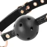 Bavaglio a palla in pelle vegana nero BEGME Black Edition con fori di ventilazione per sicurezza