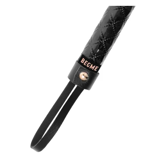 Látigo BDSM de cuero vegano negro, marca BEGME Black Edition, mango ergonómico y correas suaves.