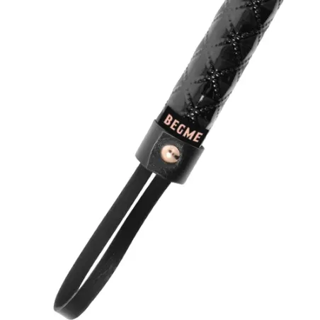 Flogger BDSM en cuir vegan noir, marque BEGME Black Edition, poignée ergonomique et lanières souples.