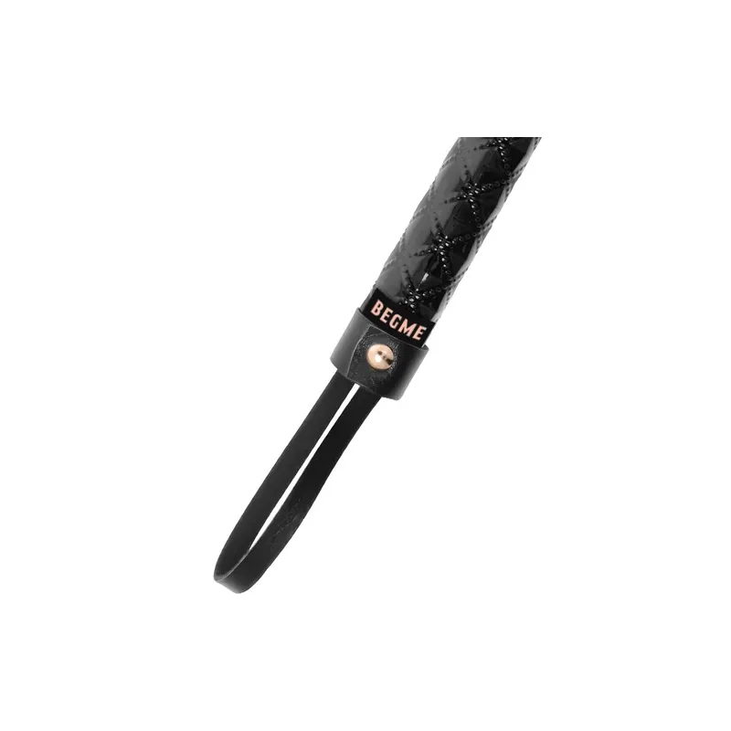 Frusta BDSM in pelle vegana nera, marca BEGME Black Edition, impugnatura ergonomica e strisce morbide.