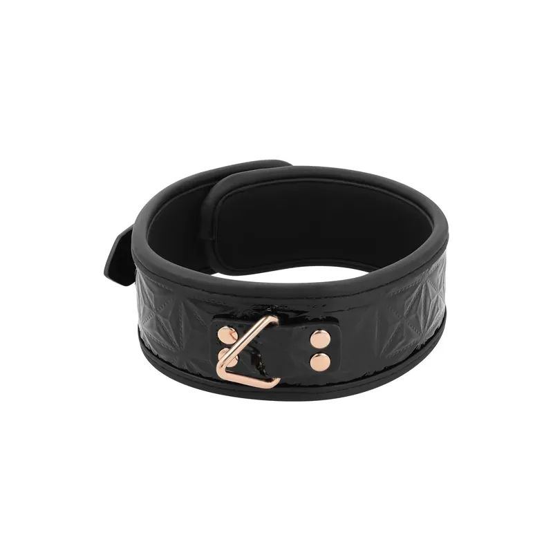 Collare BDSM in pelle vegana nero BEGME Black Edition con anello metallico senza nichel e cinghia di controllo.