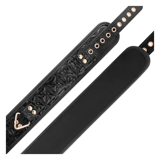 Collare BDSM in pelle vegana nero BEGME Black Edition con anello metallico senza nichel e cinghia di controllo.