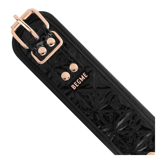 Collier BDSM cuir vegan noir BEGME Black Edition avec anneau métal sans nickel et sangle de contrôle.