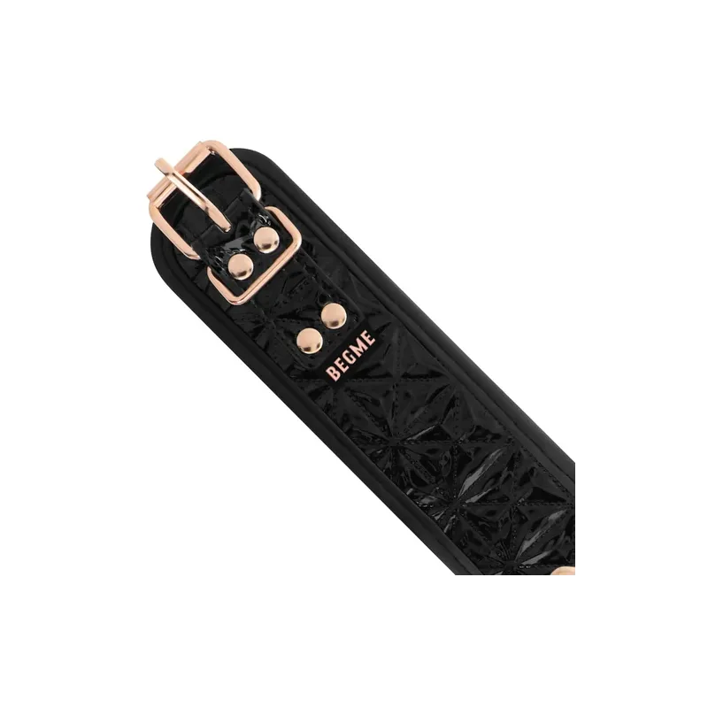 Collier BDSM cuir vegan noir BEGME Black Edition avec anneau métal sans nickel et sangle de contrôle.
