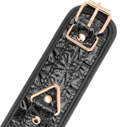 Esposas de cuero vegano negro BEGME Black Edition, metal sin níquel, ajustables y acolchadas para juegos BDSM.