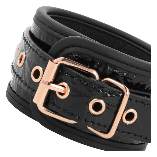 Menottes en simili cuir noir BEGME Black Edition, métal sans nickel, réglables et rembourrées pour jeux BDSM.