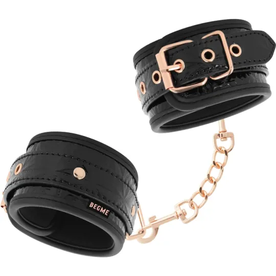 Menottes en simili cuir noir BEGME Black Edition, métal sans nickel, réglables et rembourrées pour jeux BDSM.