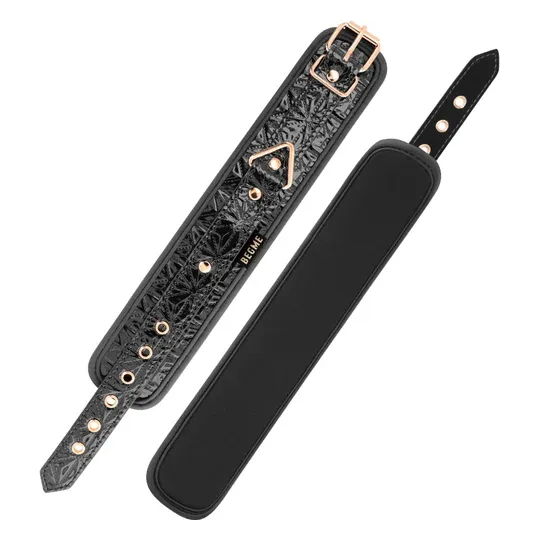 Esposas de cuero vegano negro BEGME Black Edition, metal sin níquel, ajustables y acolchadas para juegos BDSM.