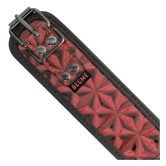 Collare bondage rosso BEGME Red Edition con pinze per capezzoli regolabili, catena argentata, rivestimento in neoprene