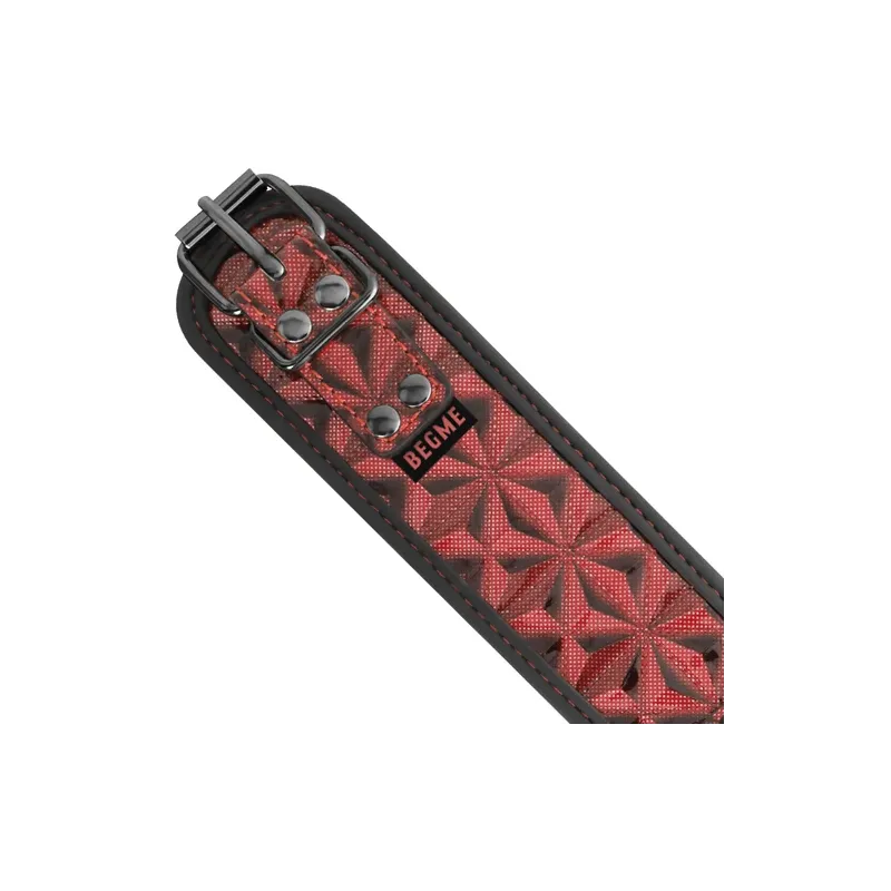 Collare bondage rosso BEGME Red Edition con pinze per capezzoli regolabili, catena argentata, rivestimento in neoprene