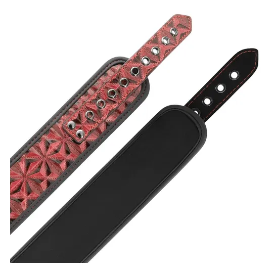 Collare bondage rosso BEGME Red Edition con pinze per capezzoli regolabili, catena argentata, rivestimento in neoprene