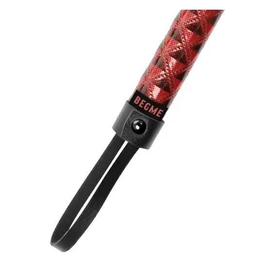 Flogger in pelle vegana rossa BEGME RED EDITION - frustino BDSM con cinghie morbide per giochi di dominazione