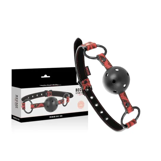 Bavaglio BDSM BEGME Red Edition in pelle vegana rossa con fori di ventilazione e cinghia regolabile.
