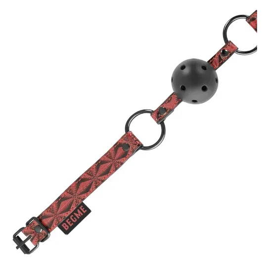 Bavaglio BDSM BEGME Red Edition in pelle vegana rossa con fori di ventilazione e cinghia regolabile.