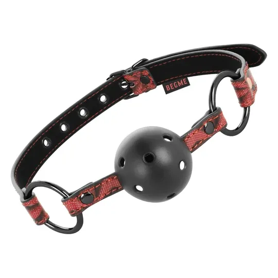 Bavaglio BDSM BEGME Red Edition in pelle vegana rossa con fori di ventilazione e cinghia regolabile.