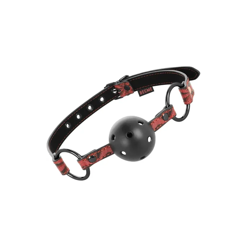 Bavaglio BDSM BEGME Red Edition in pelle vegana rossa con fori di ventilazione e cinghia regolabile.