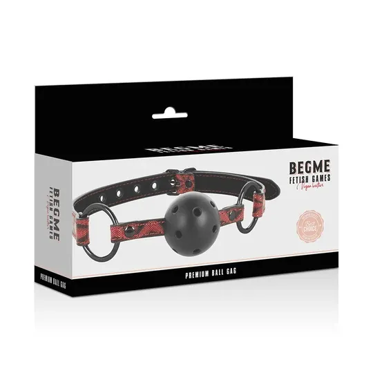 Bavaglio BDSM BEGME Red Edition in pelle vegana rossa con fori di ventilazione e cinghia regolabile.