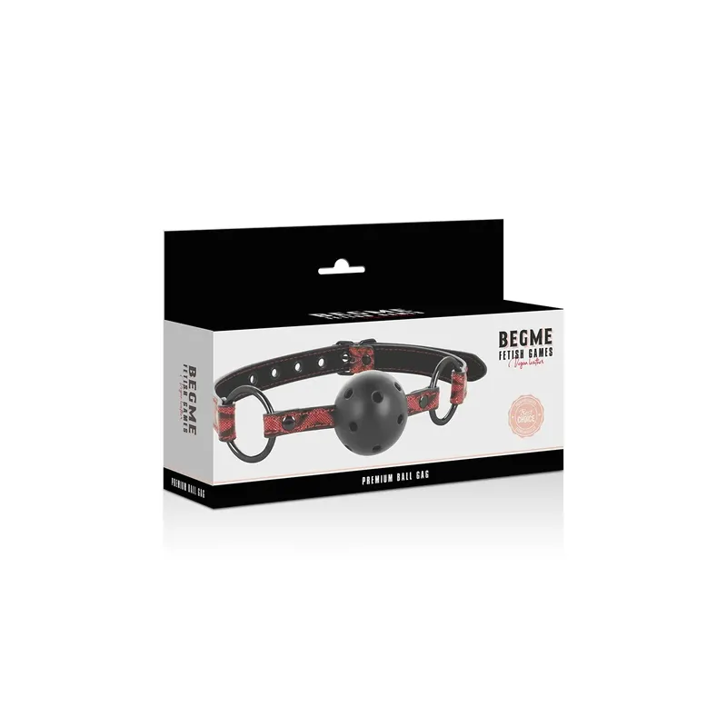 Bavaglio BDSM BEGME Red Edition in pelle vegana rossa con fori di ventilazione e cinghia regolabile.
