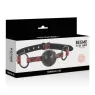 Bavaglio BDSM BEGME Red Edition in pelle vegana rossa con fori di ventilazione e cinghia regolabile.