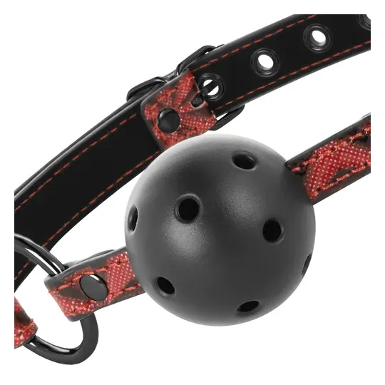 Bavaglio BDSM BEGME Red Edition in pelle vegana rossa con fori di ventilazione e cinghia regolabile.