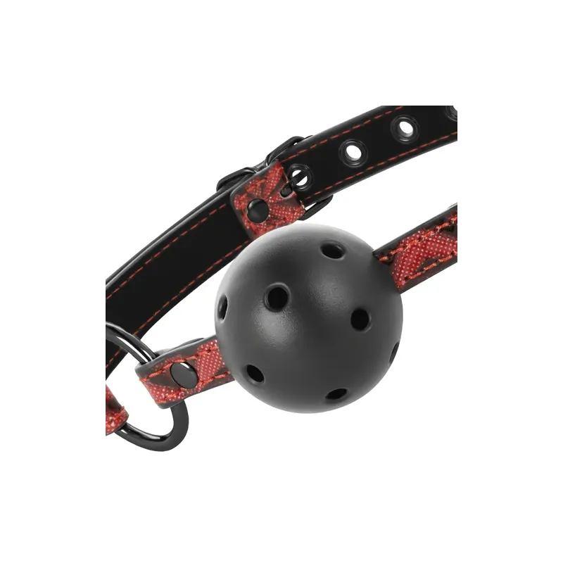 Bavaglio BDSM BEGME Red Edition in pelle vegana rossa con fori di ventilazione e cinghia regolabile.