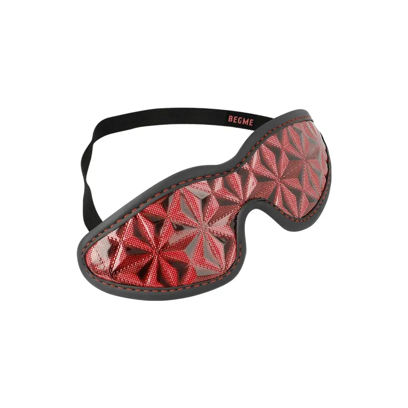 Mascherina BDSM BEGME RED EDITION in neoprene rosso regolabile, vista frontale.
