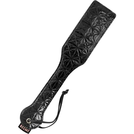 Paddle de cuero vegano negro BEGME Black Edition, accesorio BDSM con mango ergonómico