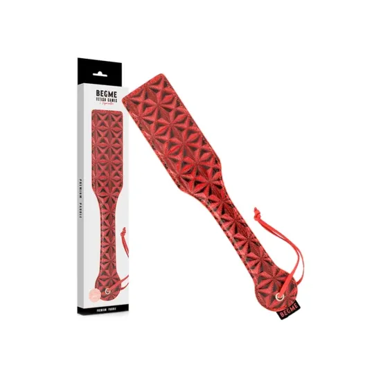 Paddle BDSM in pelle vegana rossa del marchio BEGME RED EDITION, per giochi di dominazione e sottomissione.