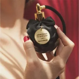 Brume corporelle aphrodisiaque sans alcool Bijoux Love 100 ml, parfum aux notes de rose et ylang-ylang.