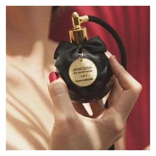 Brume corporelle aphrodisiaque sans alcool Bijoux Love 100 ml, parfum aux notes de rose et ylang-ylang.