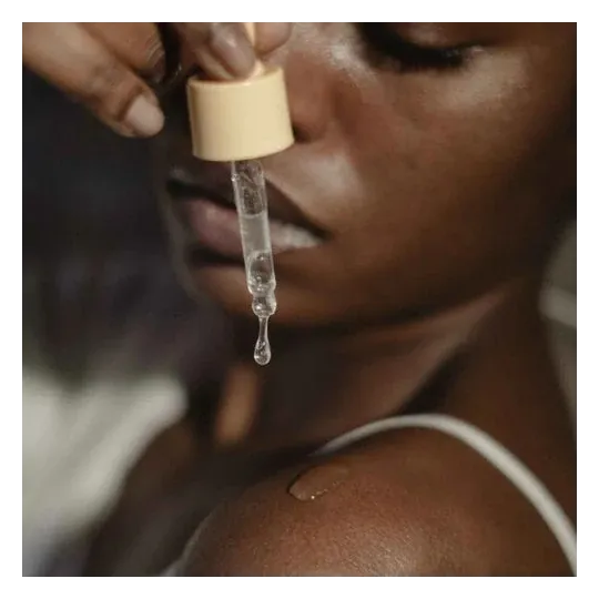 Flacone olio massaggio intimo rivitalizzante Bijoux au Naturel, 30 ml, trasparente, con contagocce, con SyriCalm lenitivo.