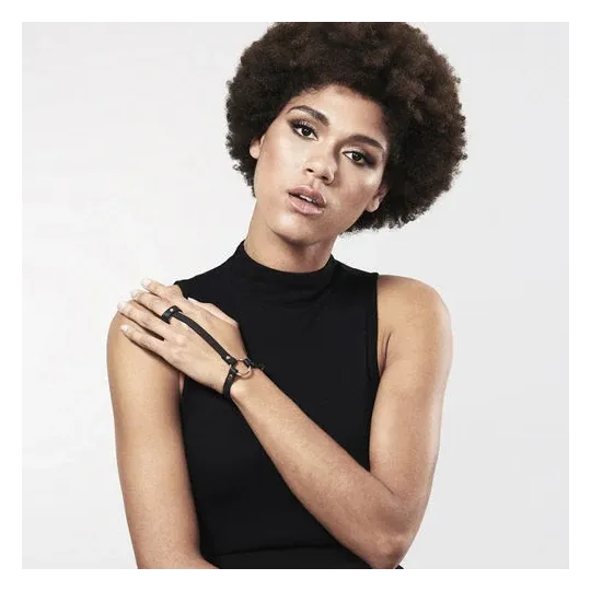 Bracciale imbracatura BDSM nero regolabile di Bijoux Indiscrets Maze, materiale vegano.
