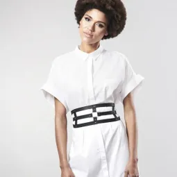 Cinturón laberinto negro de Bijoux Indiscrets con pulsera, convertible en esposas para bondage.